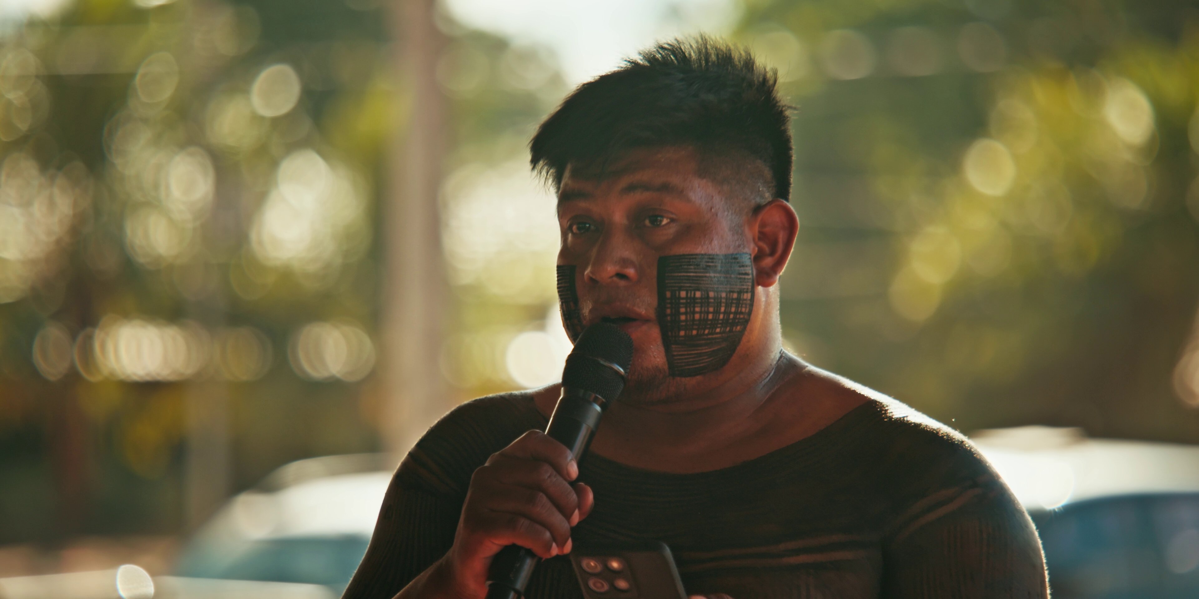 Homem discursando com microfone